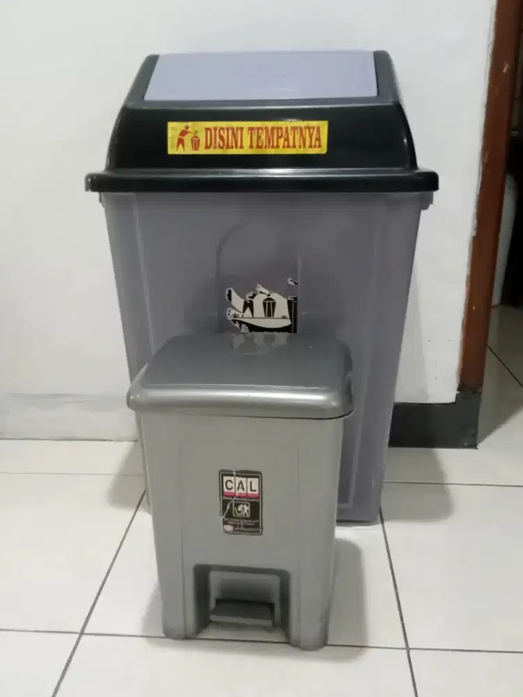 Tempat sampah besar dan kecil