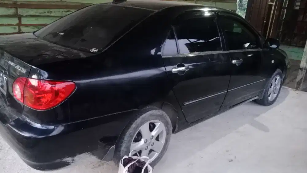 Kami jual sebuah mobil keluarga Toyota sedan Corolla altis