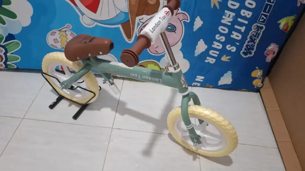 3 sepeda anak-anak. 1 sepeda baru 2 sepeda bekas