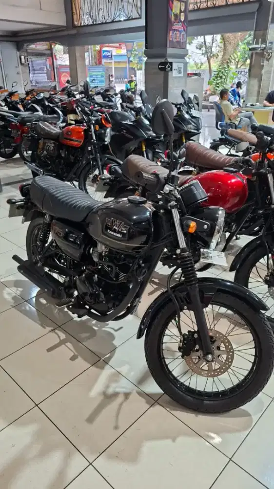 W 175 SE BLACK STEEL 2023 - GESER KE KIRI - SRI SANJAYA MOTOR