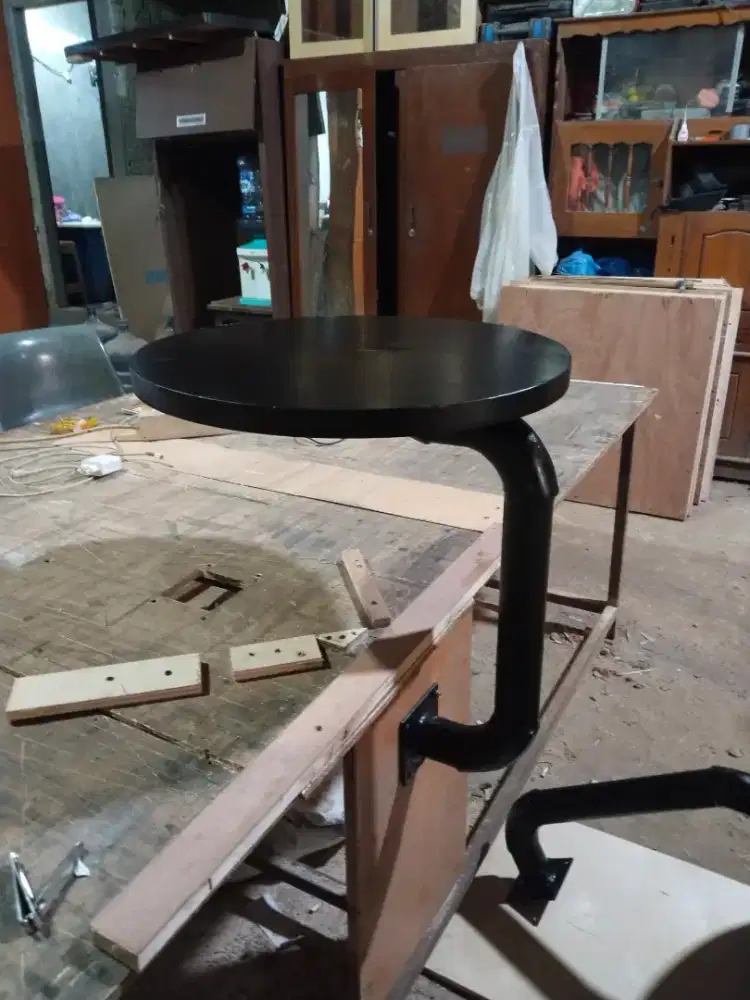 Meja cafe paten tempel dinding / beton