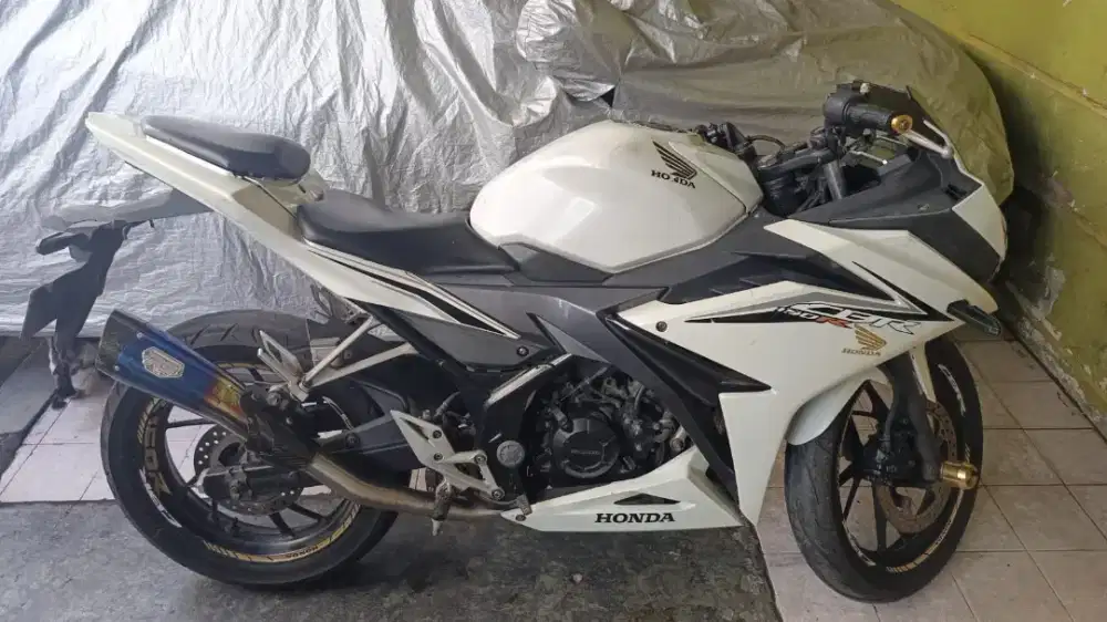 Honda CBR 150 wrna putih