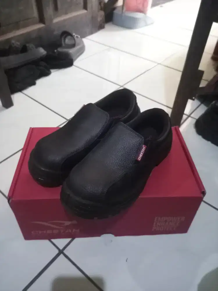 Sepatu safety pria size 39/40