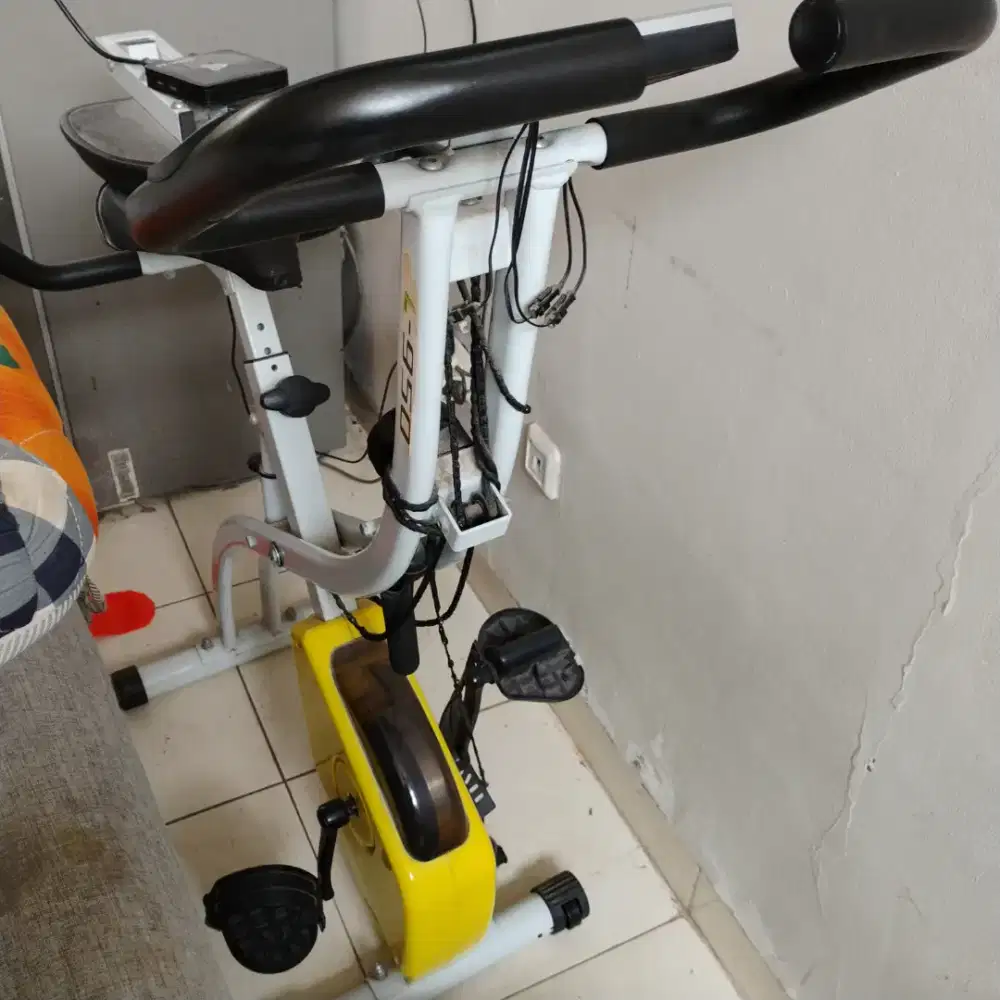 Dijual sepeda statis & trampolin second jual murah ga dipake lagi