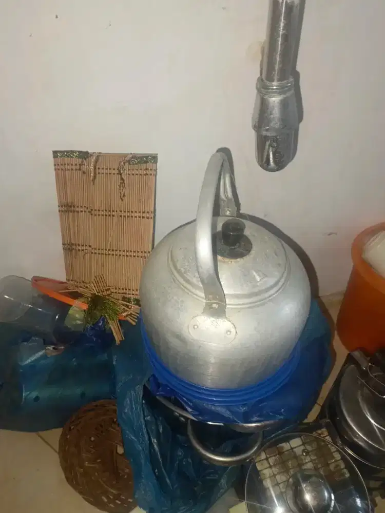 Teko air menyimpan minuman