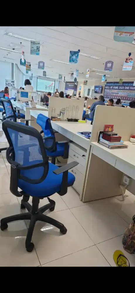 Meja kerja kantor