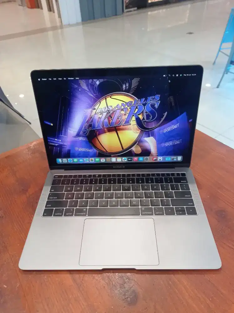 Macbook Air Retina 13 inch 2019 , grey