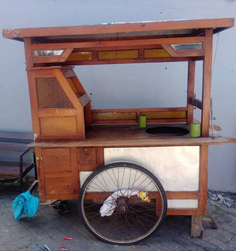 Gerombak rombong bekas soto dading