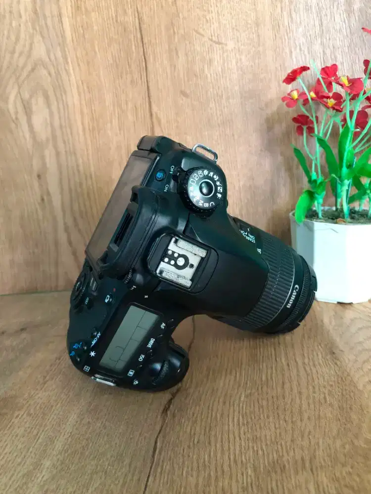 Kamera canon 60d lensa kit 18-55 mm