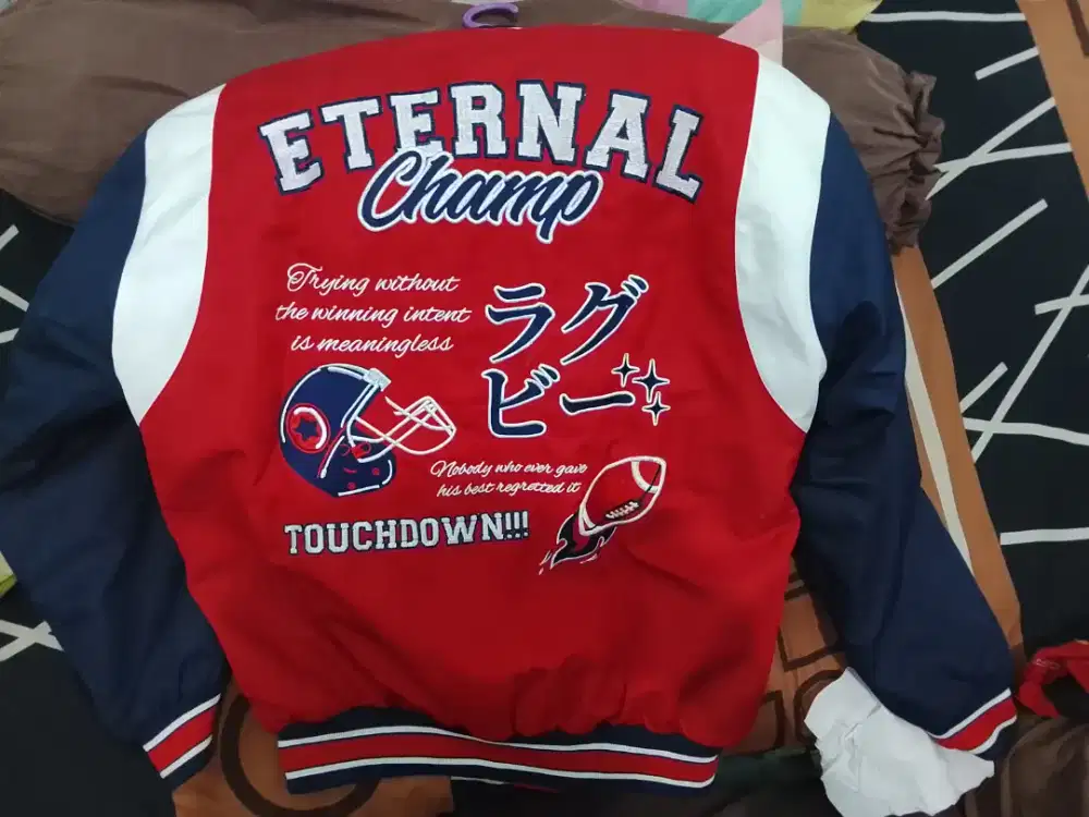 Jaket varsity masih mulus