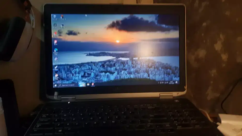 DELL LATTITUDE i5 RAM 8 GB DAN SSD BU Negoin aja