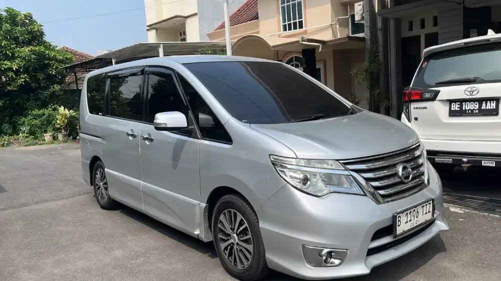 Dijual Nissan Serena automatic tahun 2014 harga masih nego