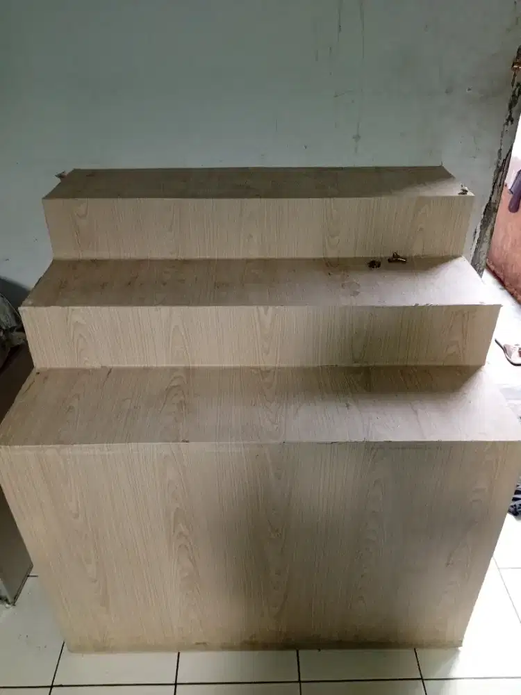 MEJA DISPLAY SEBLAK PRASMANAN