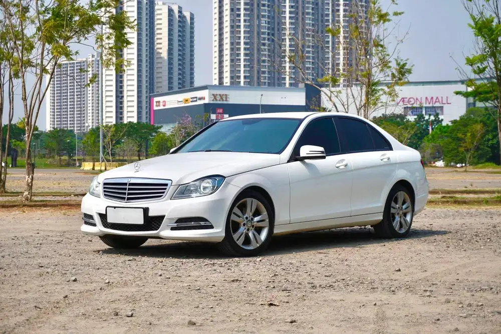 Mercedes-Benz C200 CGI W204 Facelift 2013 Putih Klasik Best Buy Murah