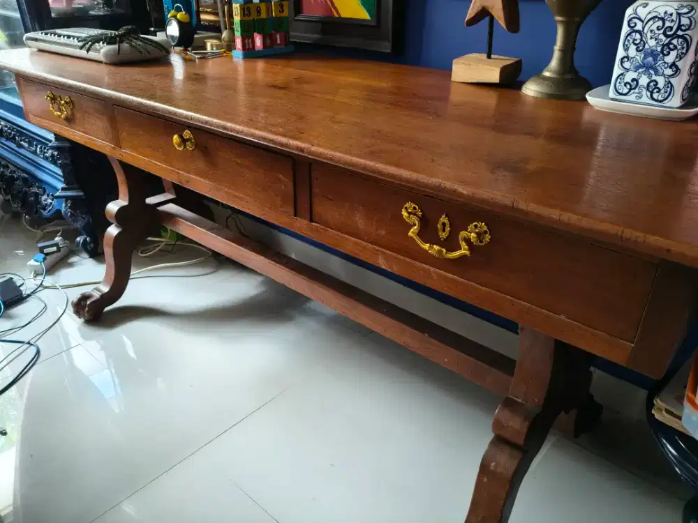 Meja Antik Kolonial