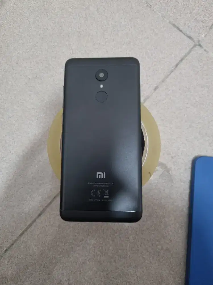 Dijual Hp Redmi 5 Ram 2/16 plus memori external 16 Gb . Normal