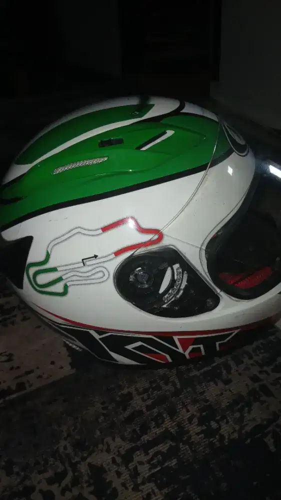 Helm KYT bekas seperti baru