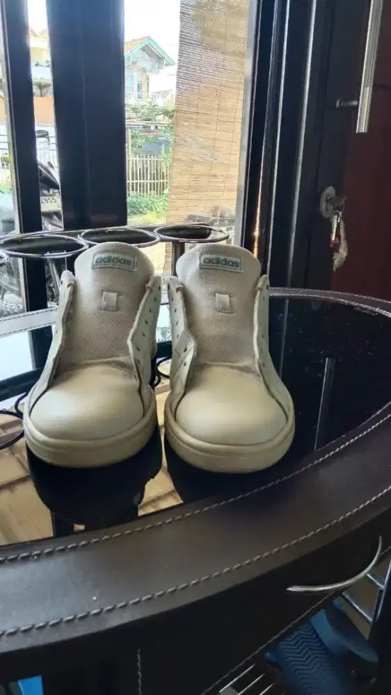 Sepatu Adidas Putih – Kondisi Sangat Baik