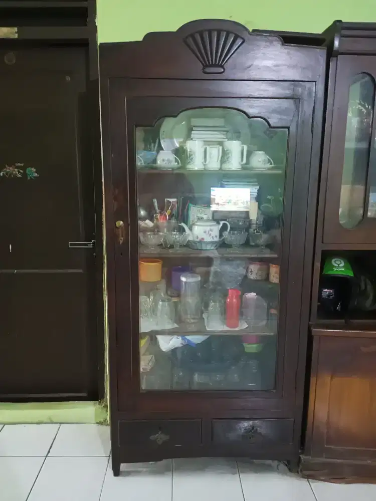 Lemari pajangan kayu jati antik