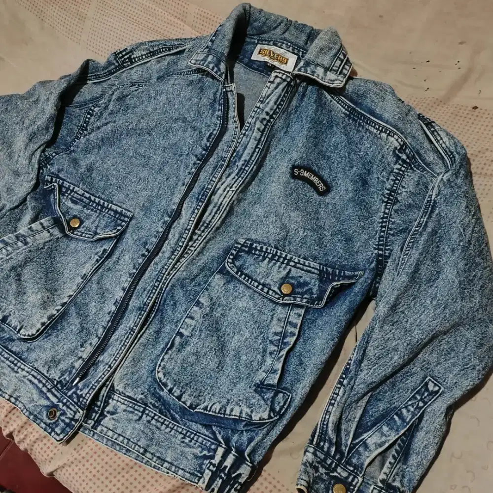 Jaket denim tebel cocok buat motoran.