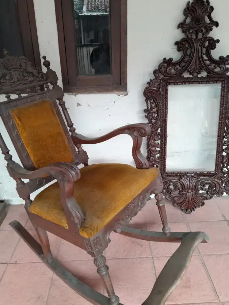Kursi goyang dan hiasan dinding . Kayu jati.