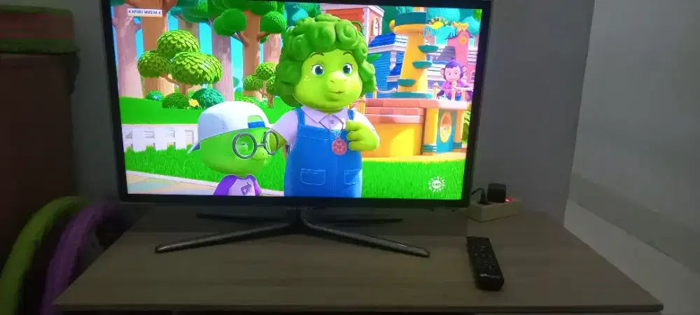 Meja tv dan tv merk samsung 32 inc