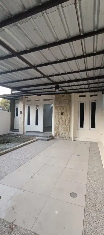 Rumah Nyaman pinggir jalan lingkungan asri