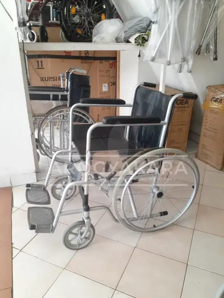 Kursi roda standart bekas