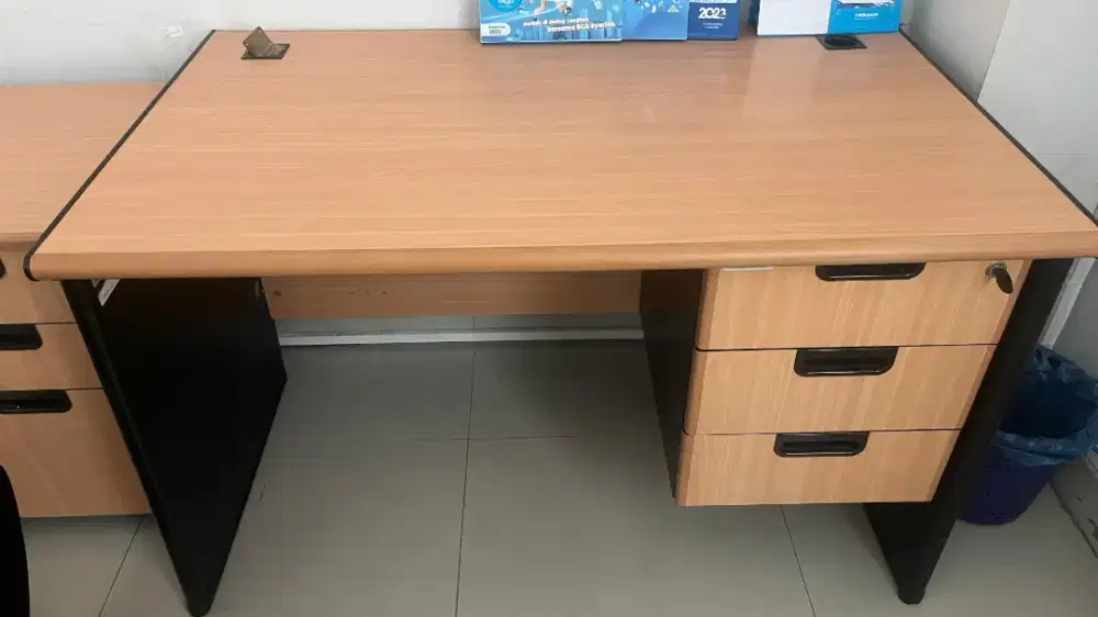 Meja kantor High Point
