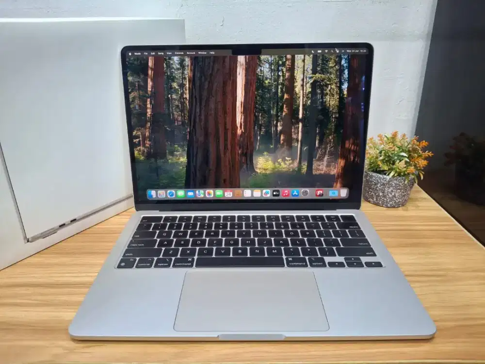 MacBook Air 13 M2 2022
RAM 16GB/256Gb Cc 10 BH 100% Fullset Garansi On