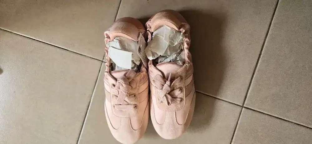 Sepatu GU Ballet Sneakers Pink uk 23.5