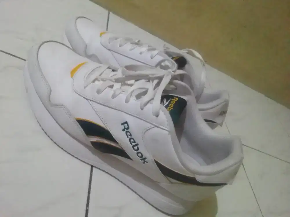 Jual sepatu sneakers Reebok size 42