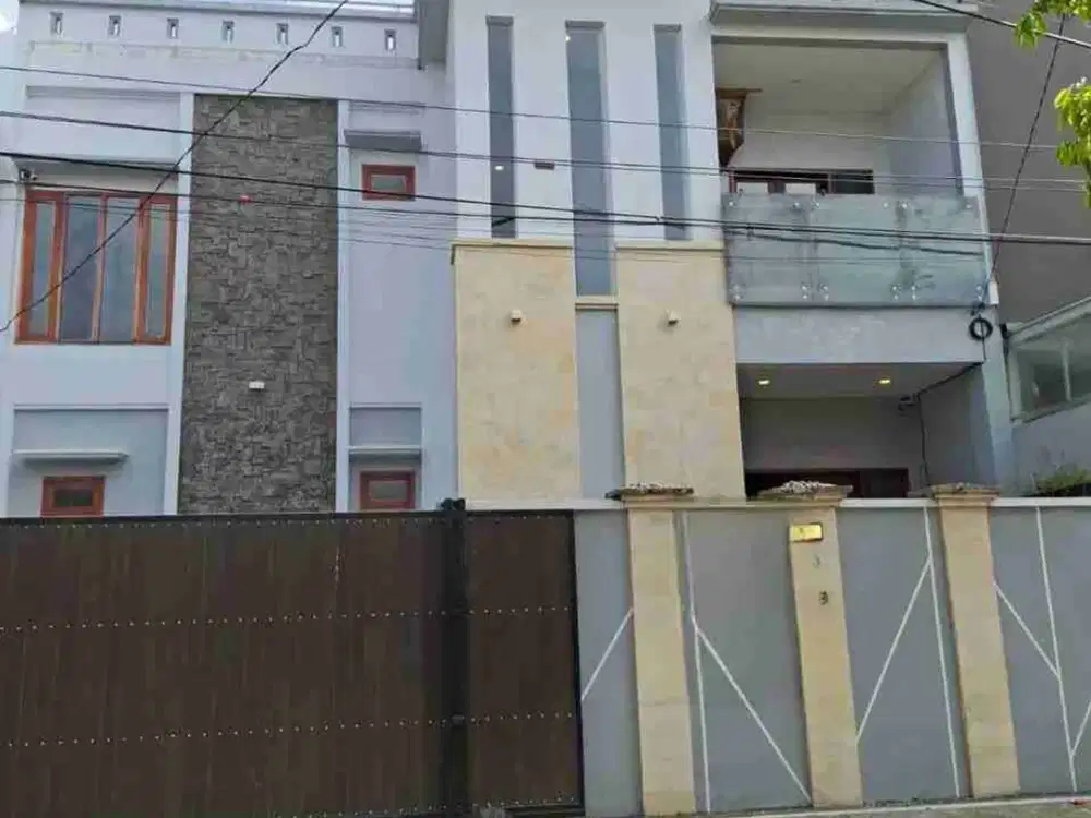 DIJUAL RUMAH 2,5 LANTAI FULL FURNISHED DI RENON