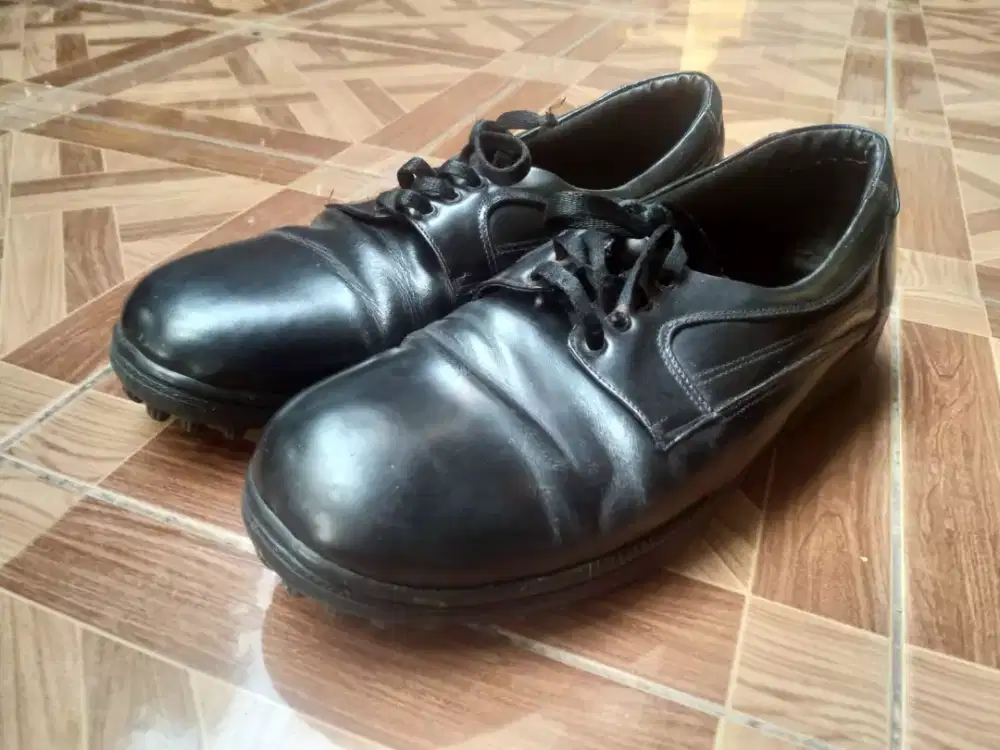 Sepatu Buccheri warna hitam (no 42)