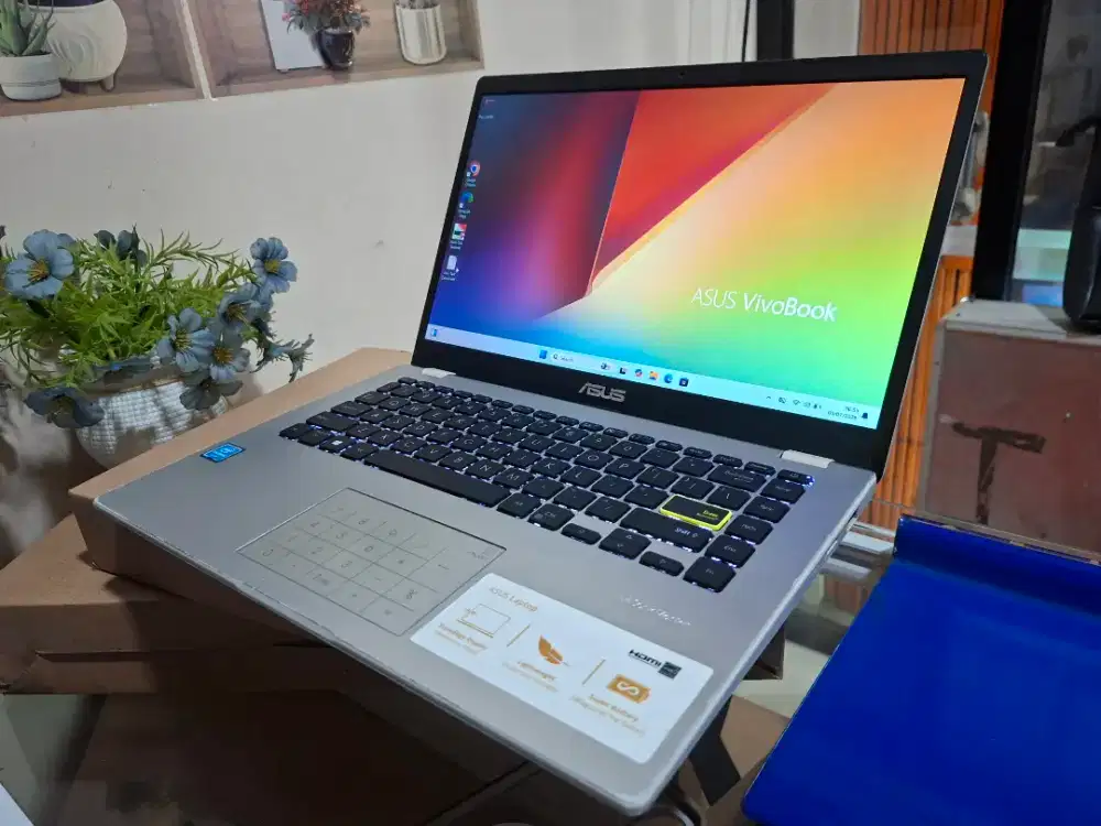 Asus e410ma 
Intel Celeron N4020 4GB DDR4
SSD 512Gb