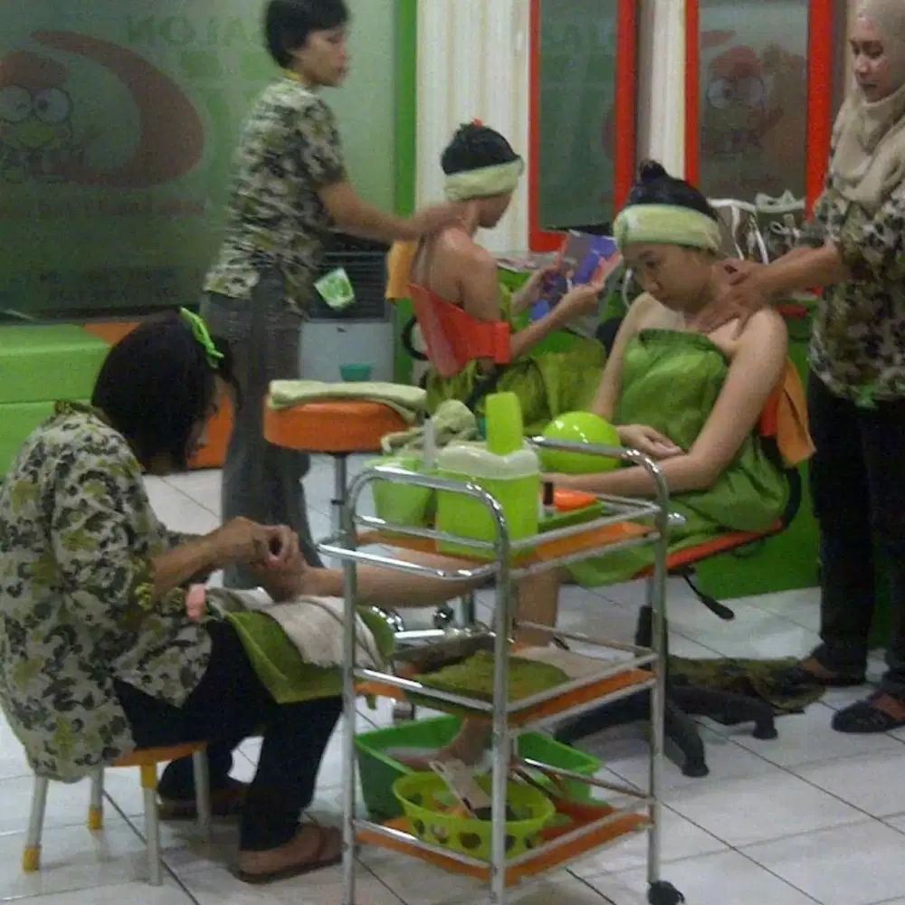 Dicari karyawan /wati utk di salon rambut yg berpengalaman