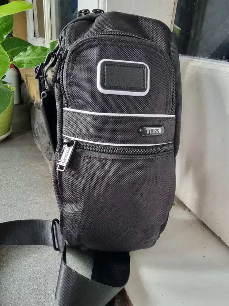 Tas slempang/crossbody brand TUMI