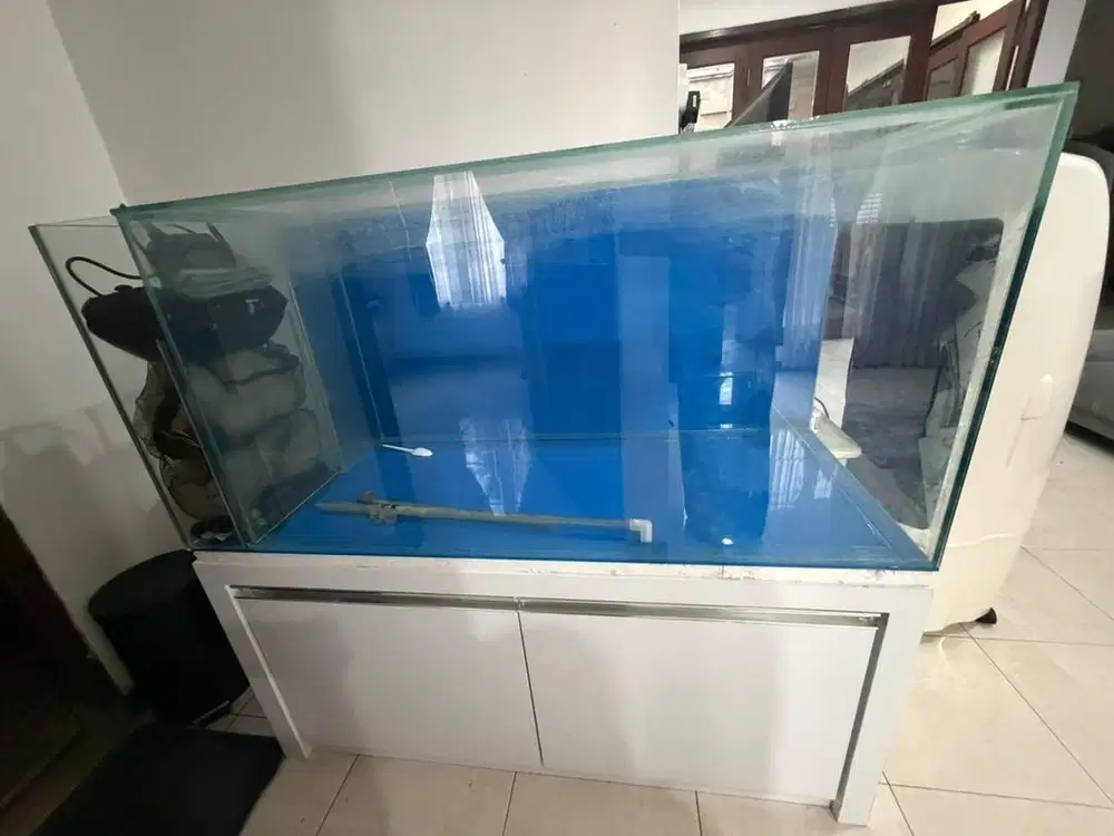 Aquarium dan rak kabinet