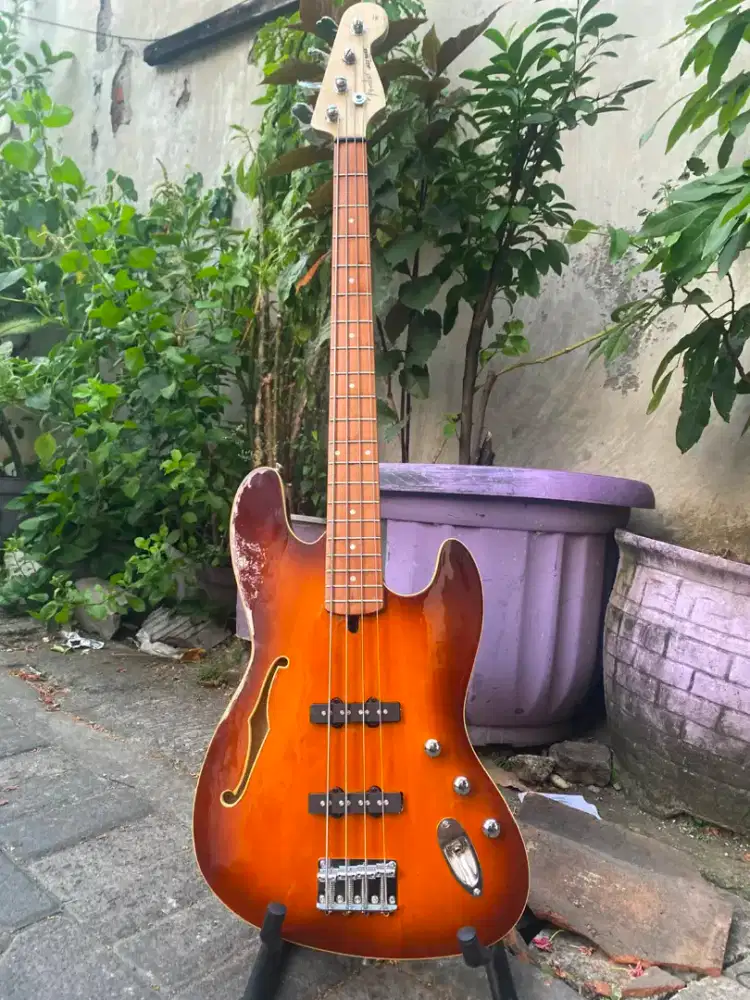 Bass fender aerodyne semi hollow replika 4ztrings