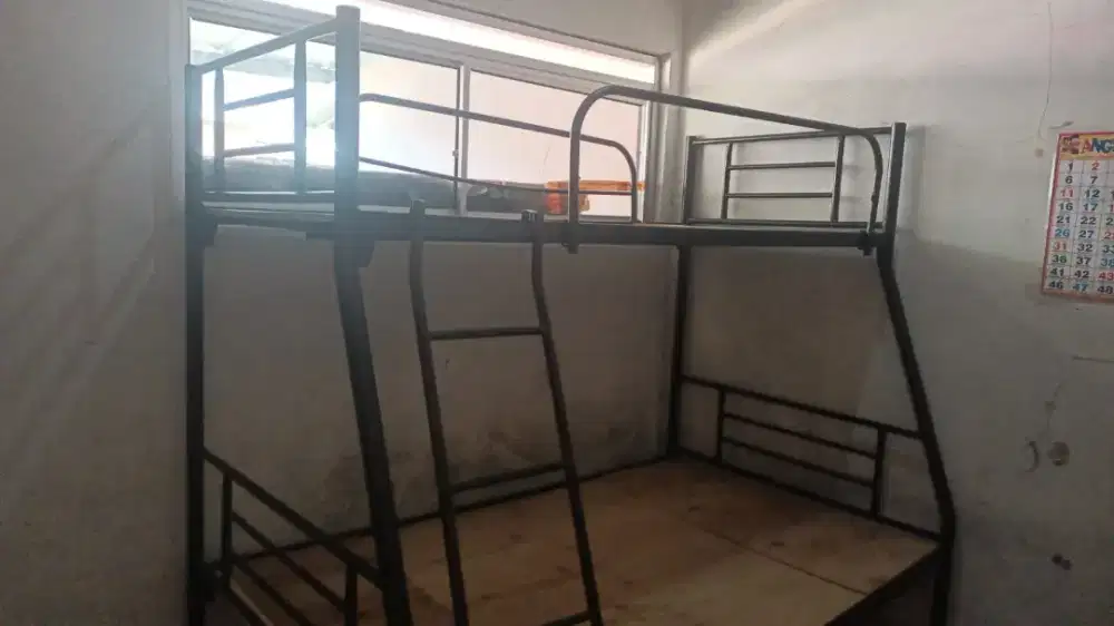 Ranjang besi tidur tingkat