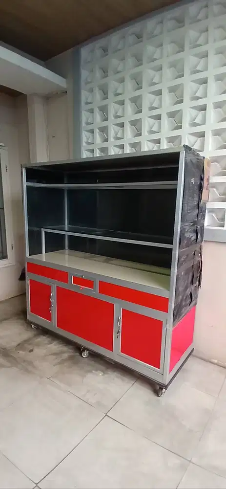 Etalase bekas warung makan