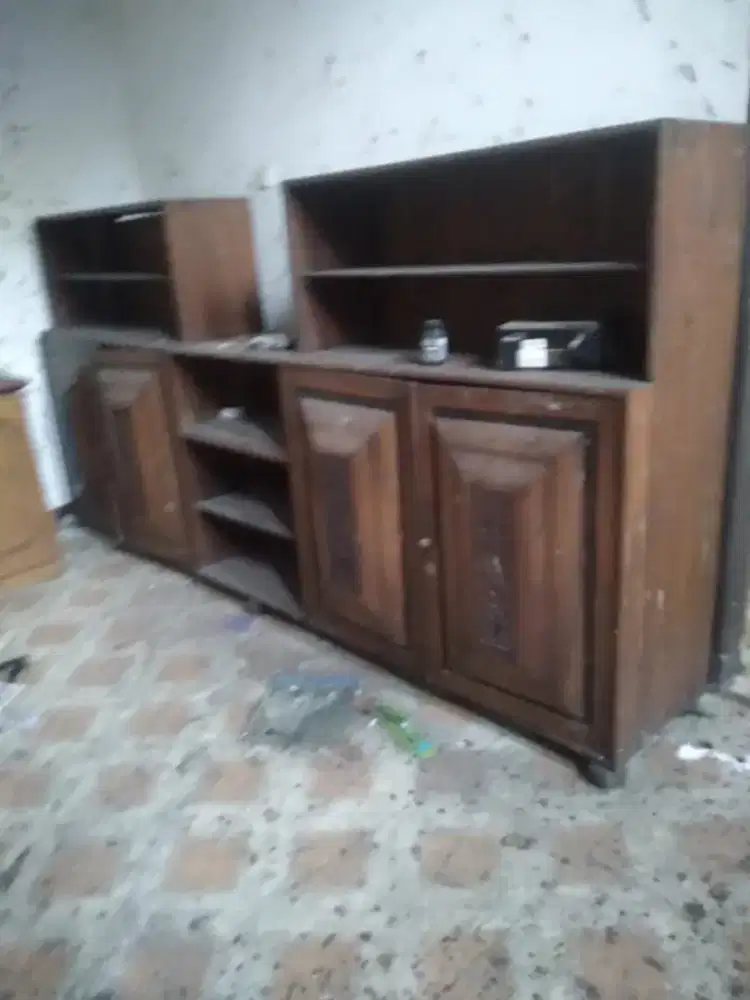 Lemari jati tua ukir- cocok untuk kafe atau rumah vintage