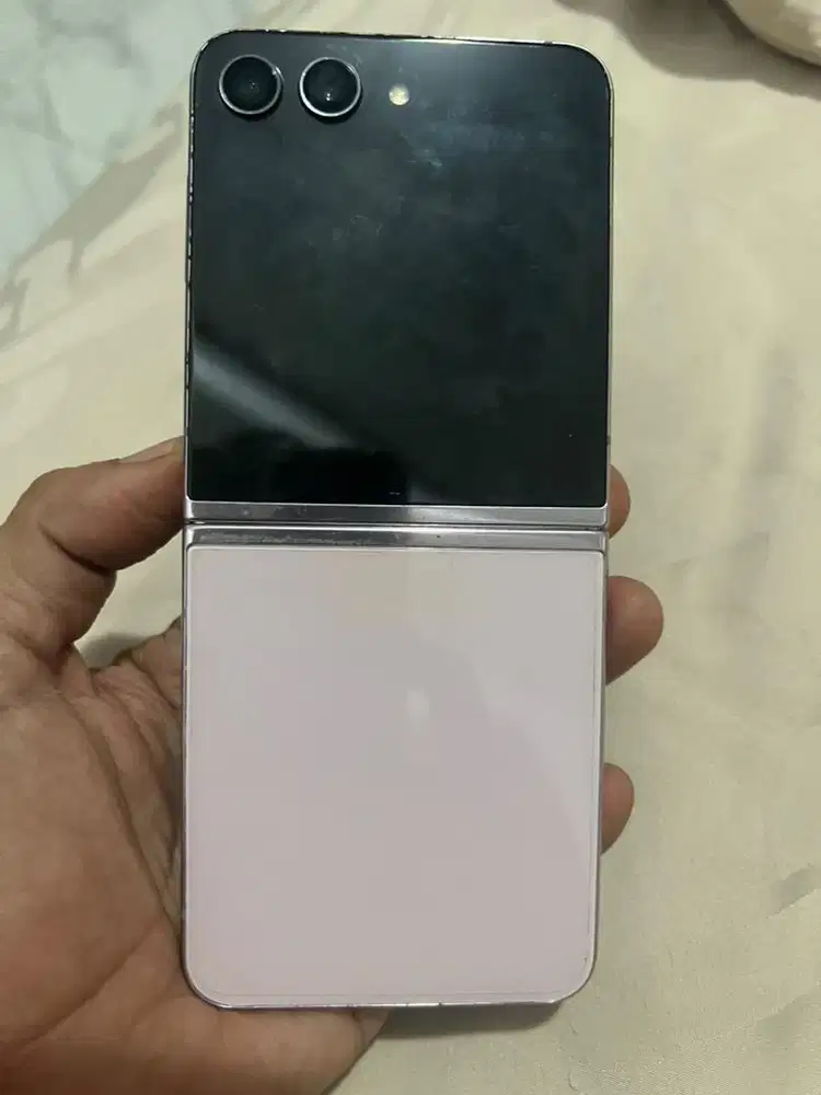 Samsung z flip 5 sangat mulus tidak ada minus hp sdh lama ga di pakai