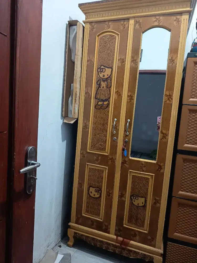 Kayu lemari baju gantung