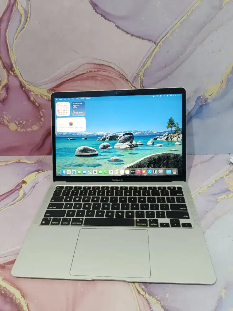 Macbook air 13 inch M1 2020 8/128 SSD