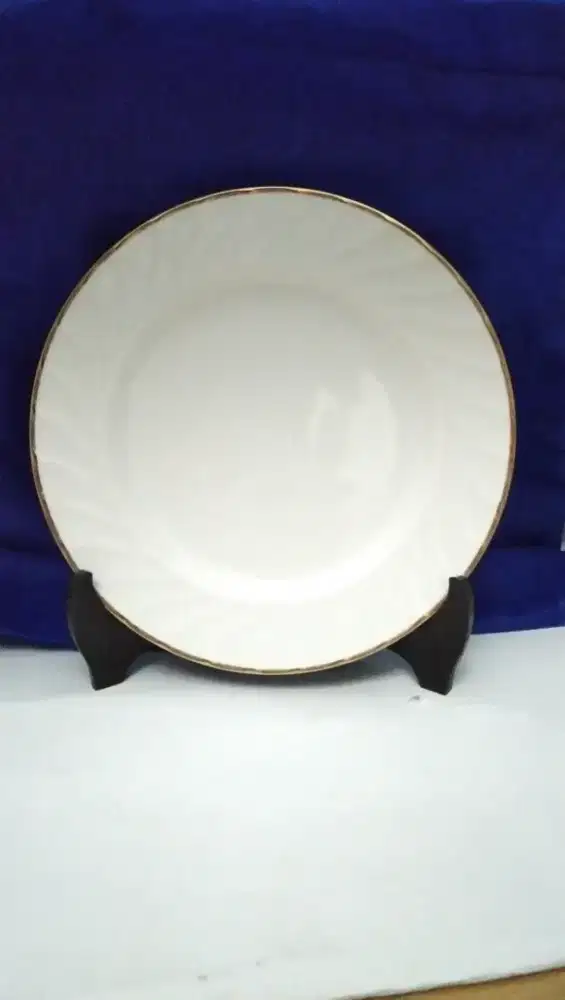 Piring makan porselen
