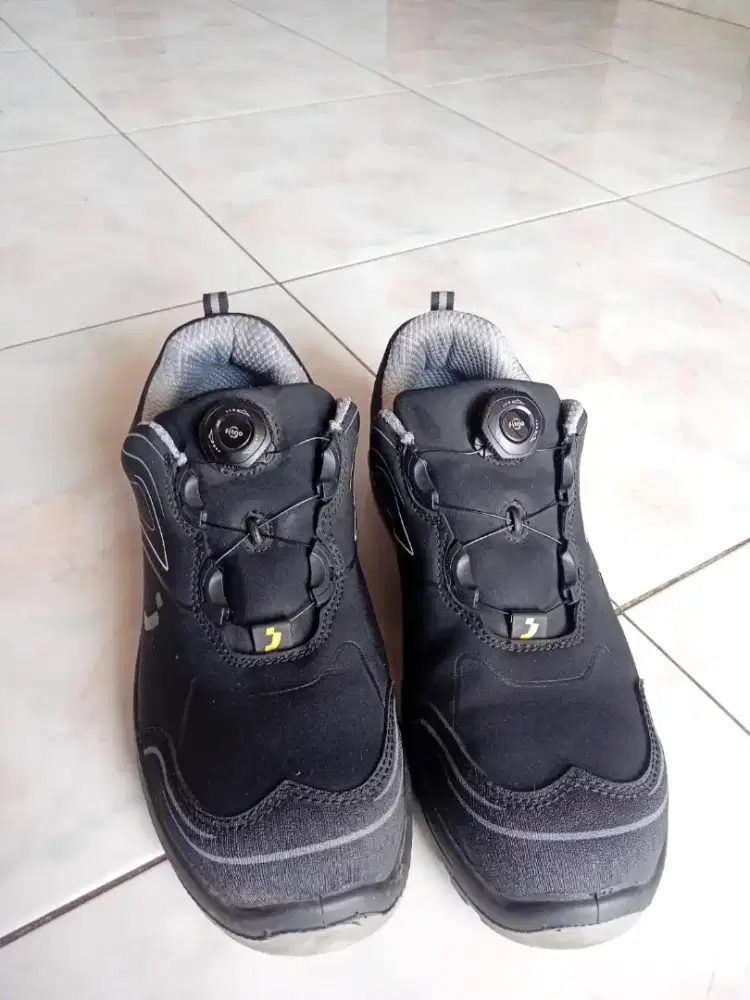 Sepatu safety Jogger