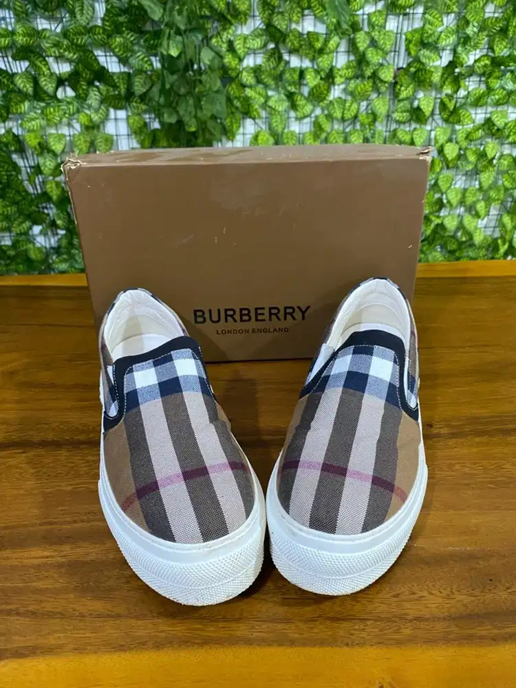 Sepatu slip on burberry