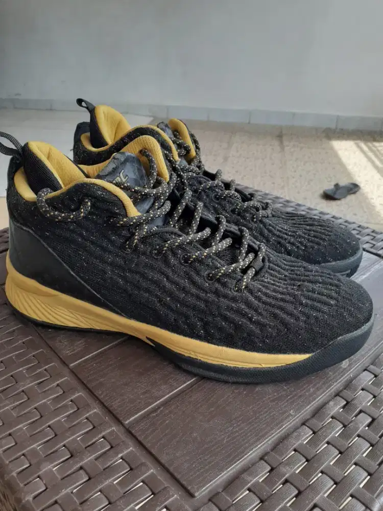 Sepatu olahraga astec