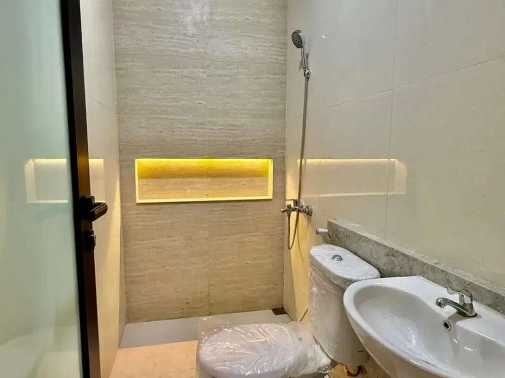 Dijual rumah 2 lantai cantik di Kencana Loka BSD City
